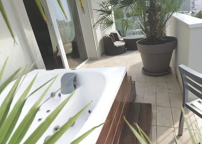 Ambassador فندق 4*