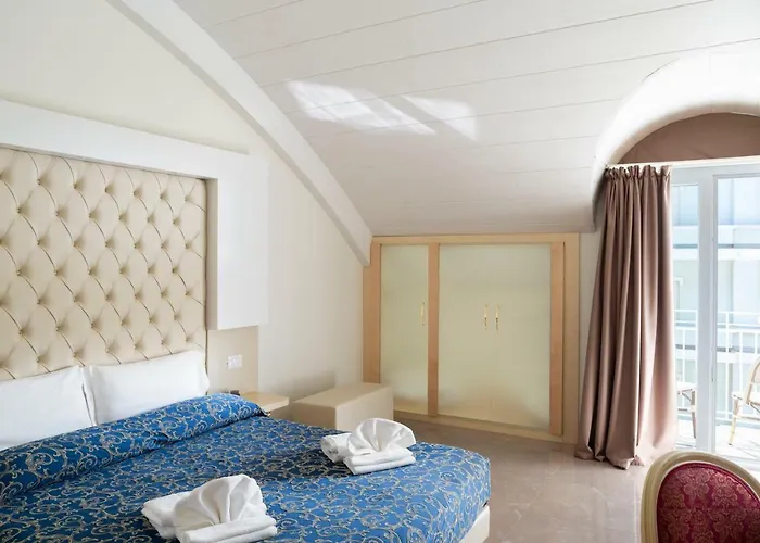 엠베서더스 호텔